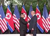 Ai ngồi cùng phòng gặp thượng đỉnh với hai ông Trump-Kim? ảnh 5 Ông Trump, ông Trump có màn bắt tay lịch sử trong 12 giây