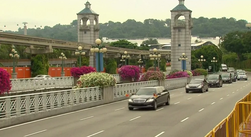 Đoàn xe chở lãnh đạo Triều Tiên Kim Jong-un tiến về khách sạn Capella, nơi tổ chức thượng đỉnh Mỹ-Triều, sáng 12-6. Ảnh: CNA