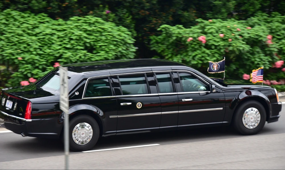 Đoàn xe chở Tổng thống Mỹ Doanld Trump trên đường tiến về khách sạn Capella, nơi tổ chức thượng đỉnh Mỹ-Triều, sáng 12-6. Ảnh: CNA