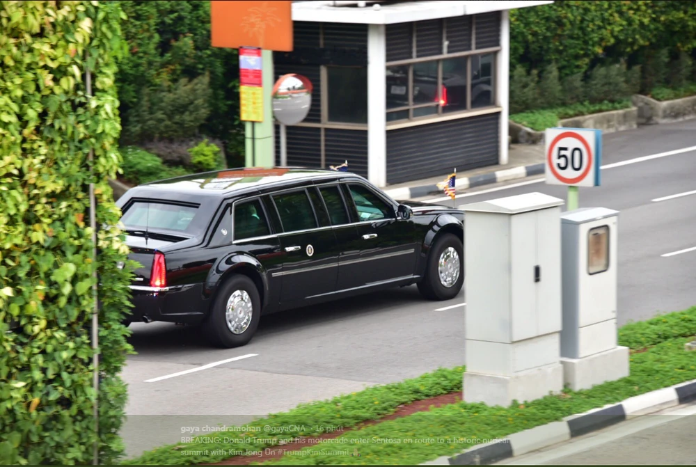 Đoàn xe chở Tổng thống Mỹ Doanld Trump trên đường tiến về khách sạn Capella, nơi tổ chức thượng đỉnh Mỹ-Triều, sáng 12-6. Ảnh: CNA