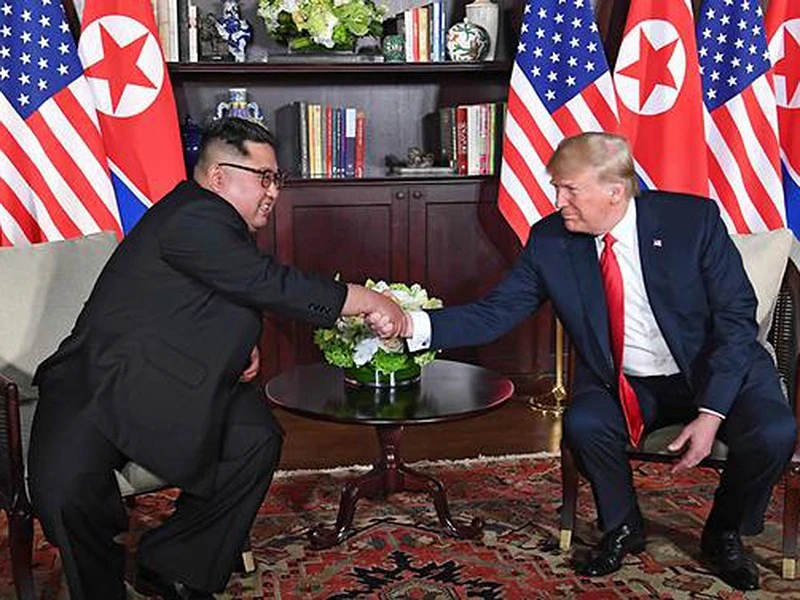 Ông Trump (phải) và ông Kim (trái) bắt đầu cuộc gặp riêng trong khuôn khổ và thượng đỉnh lịch sử Mỹ-Triều ngày 12-6 ở Singapore. Ảnh: CNA
