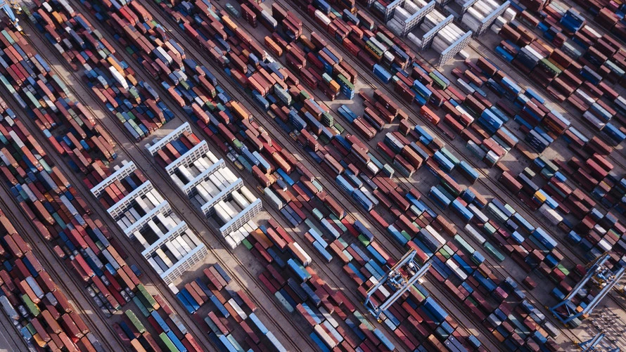 Container chứa hàng hóa tại cảng Thanh Đảo (Trung Quốc). Ảnh: BLOOMBERG