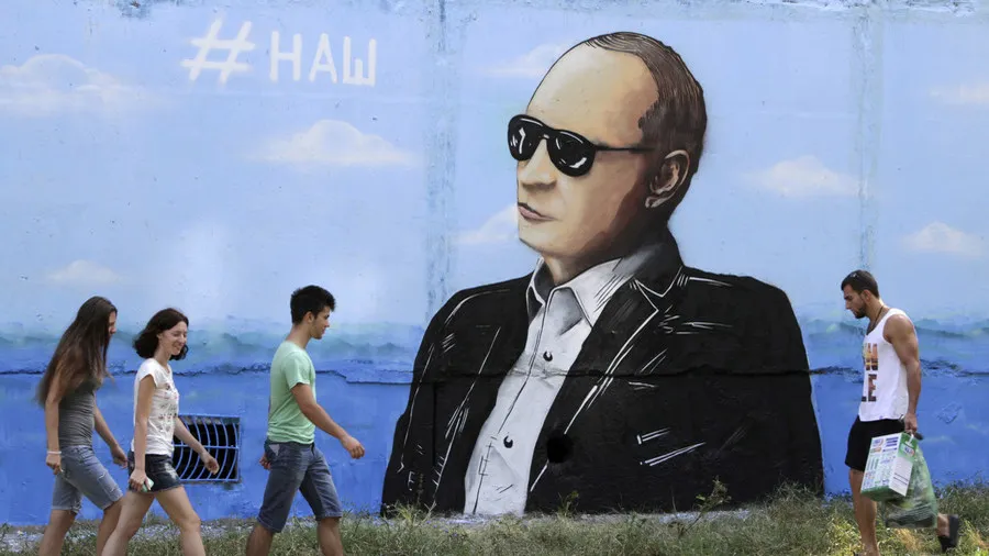 Hình ảnh Tổng thống Nga Vladimir Putin được vẽ lên tường ở TP Simferopol (Crimea). Ảnh: REUTERS