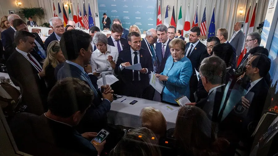 Ông Trump (ngồi, quay lưng lại) đối mặt với các lãnh đạo G7 trong cuộc tranh luận về các câu chữ liên quan thương mại sẽ được đưa vào tuyên bố chung hội nghị, tại Quebec (Canada) cuối tuần rồi. Ảnh: REUTERS