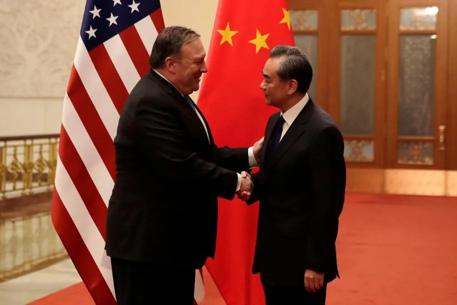 Bộ trưởng Ngoại giao Trung Quốc Vương Nghị (phải) tiếp Ngoại trưởng Mỹ Mike Pompeo tại Bắc Kinh ngày 15-6. Ảnh: REUTERS