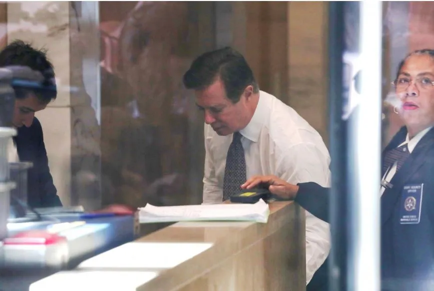Ông Manafort bước qua cửa an ninh tòa án thủ đô Washington và bị bác yêu cầu tại ngoại, ngày 15-6. Ảnh: REUTERS