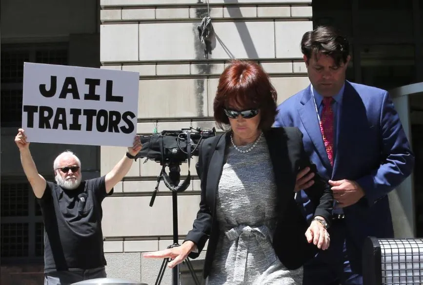 Vợ ông Manafort rời khỏi tòa một mình sau khi ông Manafort bị giam chờ xét xử, ngày 15-6. Ảnh: REUTERS