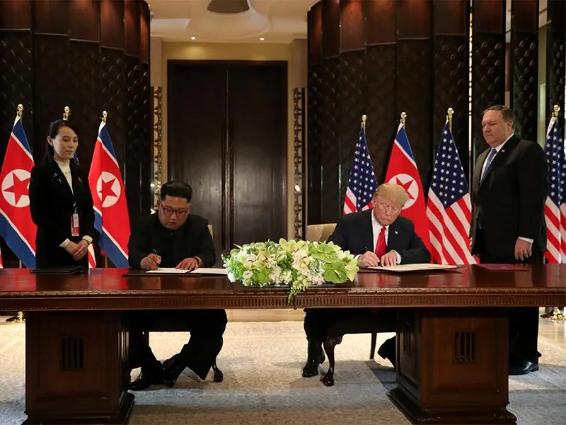 Tổng thống Mỹ Donald Trump (phải) và lãnh đạo Triều Tiên Kim Jong-un trong lễ lý tuyên bố chung thượng đỉnh ngày 12-6 tại Singapore. Ảnh: REUTERS