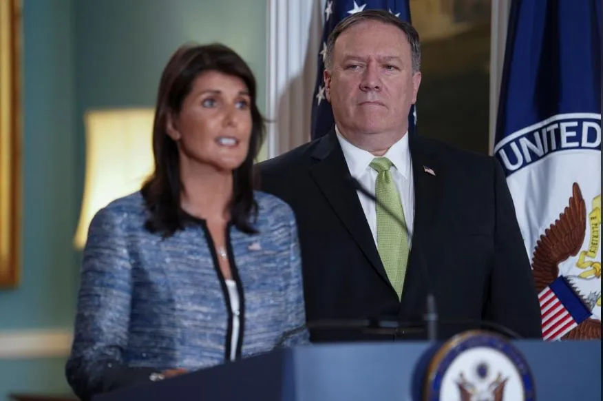 Đại sứ Mỹ Nikki Haley (trái) và Ngoại trưởng Mỹ Mike Pompeo tại cuộc họp báo tại trụ sở Bộ Ngoại giao Mỹ ngày 19-6, thông báo quyết định rút khỏi Hội đồng Nhân quyền LHQ. Ảnh: REUTERS