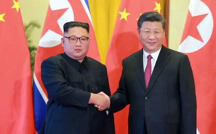 Chủ tịch Trung Quốc Tập Cận Bình (phải) tiếp lãnh đạo Triều Tiên Kim Jong-un tại Đại lễ đường Nhân dân Bắc Kinh ngày 19-6. Ảnh: AFP