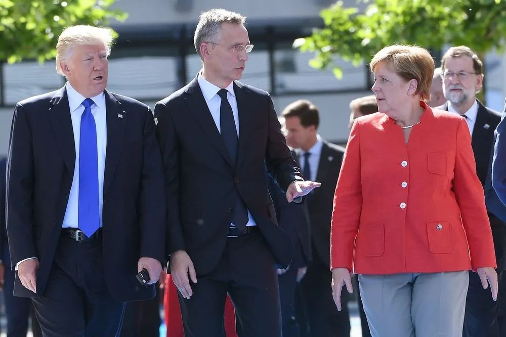 (Từ trái qua): Tổng thống Mỹ Donald Trump, Tổng Thư ký NATO Jens Stoltenberg, Thủ tướng Đức Angela Merkel tại thượng đỉnh NATO ở Brussels (Bỉ) ngày 25-5-2017. Ảnh: AFP