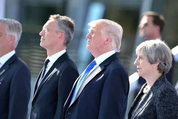 (Từ phải qua): Thủ tướng Anh Theresa May, Tổng thống Mỹ Donald Trump, Tổng Thư ký NATO Jens Stoltenberg tại thượng đỉnh NATO ở Brussels (Bỉ) ngày 25-5-2017. Ảnh: ATLANTIC SENTINEL