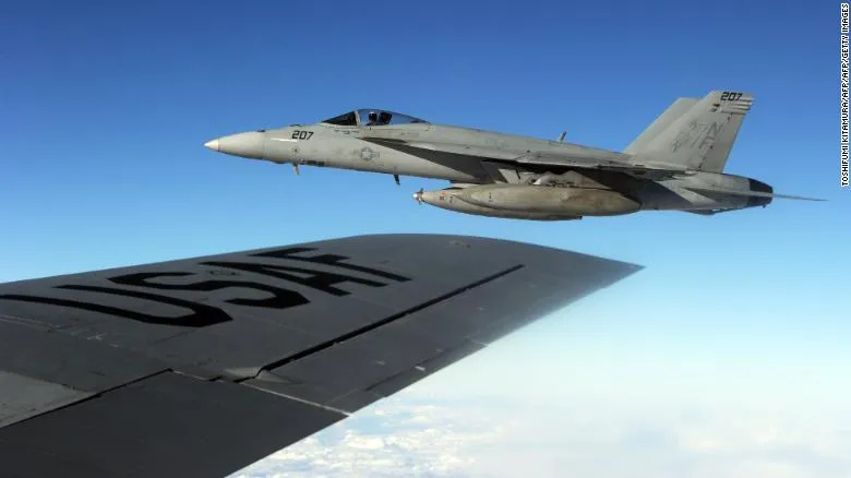 Tiêm kích FA-18 Super Hornet được chụp từ máy bay tiếp liệu trên không KC-135 Stratotanker trong cuộc tập trận chung Mỹ-Nhật trên biển Đông năm 2010. Ảnh: CNN
