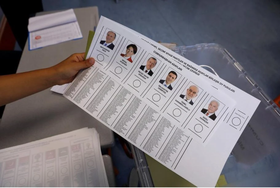 Các lá phiếu bầu cử tổng thống và quốc hội Thổ Nhĩ Kỳ ngày 24-6. Ảnh: REUTERS