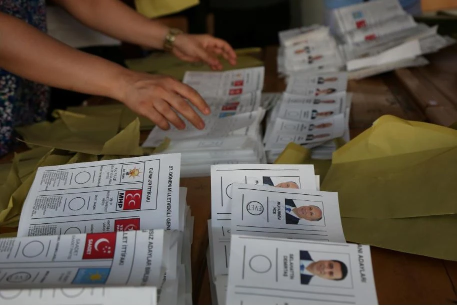 Kiểm phiếu cuộc bầu cử tổng thống và quốc hội ở điểm bỏ phiếu Diyarbakir (Thổ Nhĩ Kỳ) ngày 24-6. Ảnh: REUTERS