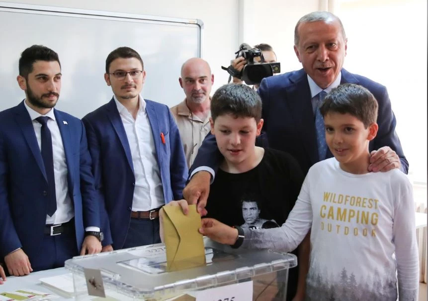 Tổng thống Recept Erdogan cùng hai cháu trai bỏ phiếu tại TP Istanbul (Thổ Nhĩ Kỳ) ngày 24-6. Ảnh: REUTERS