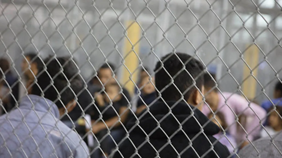 Hơn 1.100 trẻ em và người lớn bị nhốt trong đồn biên phòng ở McAllen, bang Texas (Mỹ), theo AP. Ảnh: CỤC HẢI QUAN VÀ BIÊN PHÒNG MỸ