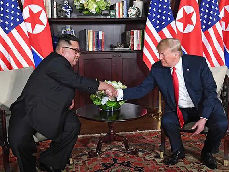 Tổng thống Mỹ Donald Trump (phải) và lãnh đạo Triều Tiên Kim Jong-un tại thượng đỉnh Mỹ-Triều ở Singapore ngày 12-6. Ảnh: REUTERS
