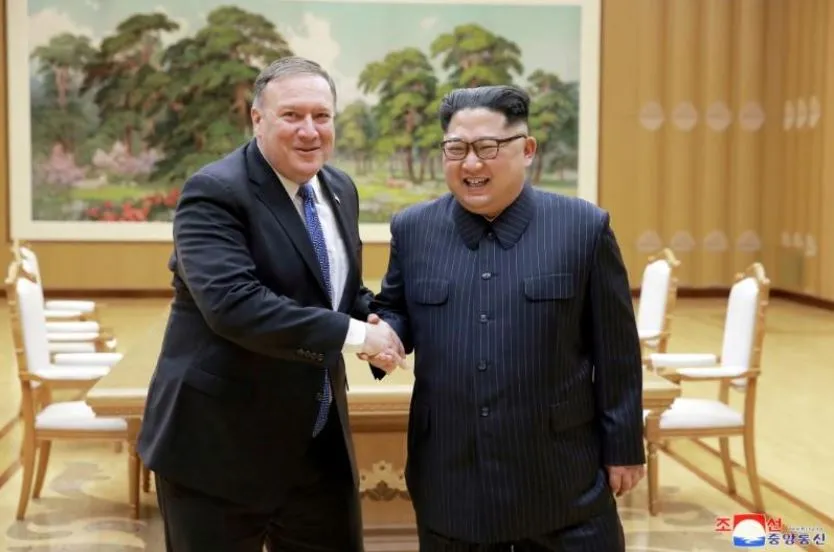 Lãnh đạo Triều Tiên Kim Jong-un (phải) tiếp Ngoại trưởng Mỹ Mike Pompeo đến thăm Triều Tiên ngày 9-5. Ảnh: KCNA