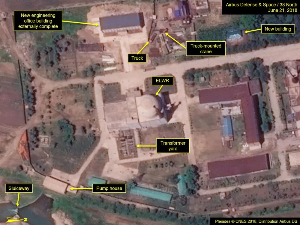 Lò phản ứng thử nghiệm nước nhẹ nhìn bề ngoài cũng đã hoàn tất, với một số tòa nhà mới được xây. Ảnh: 38 NORTH