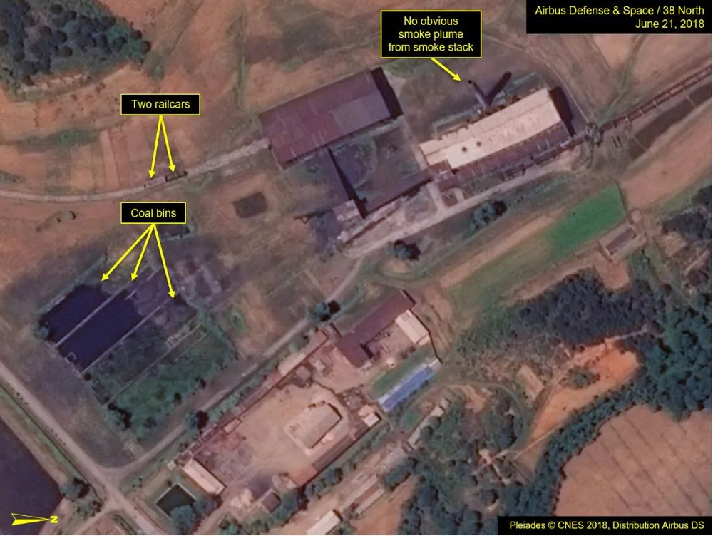 Các thùng chứa than đã rỗng từ đầu tháng 5-2018 (trái), và không thấy khói bốc lên từ ống khói (phải). Ảnh: 38 NORTH