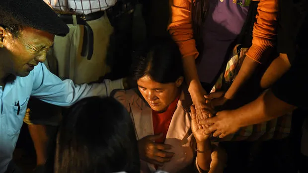 Người thân nạn nhân chầu chực chờ tin con em mình bên ngoài hang động. Ảnh: AFP