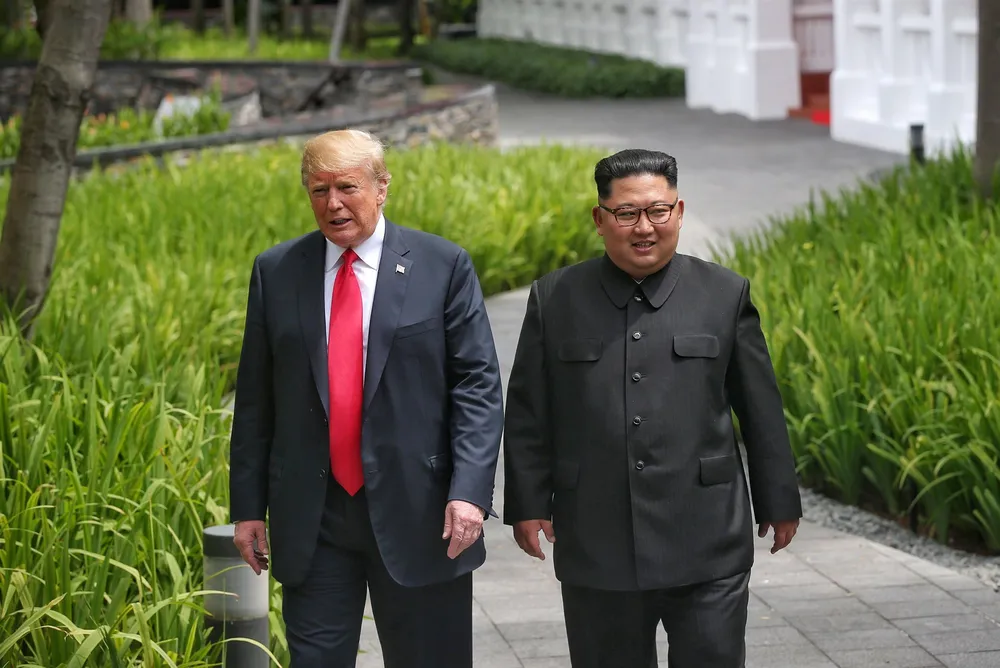 Tổng thống Mỹ Donald Trump (trái) và lãnh đạo Triều Tiên Kim Jong-un đi dạo trong sân khách sạn Capella (Singapore) sau bữa trưa ngày gặp thượng đỉnh 12-6. Ảnh: REUTERS
