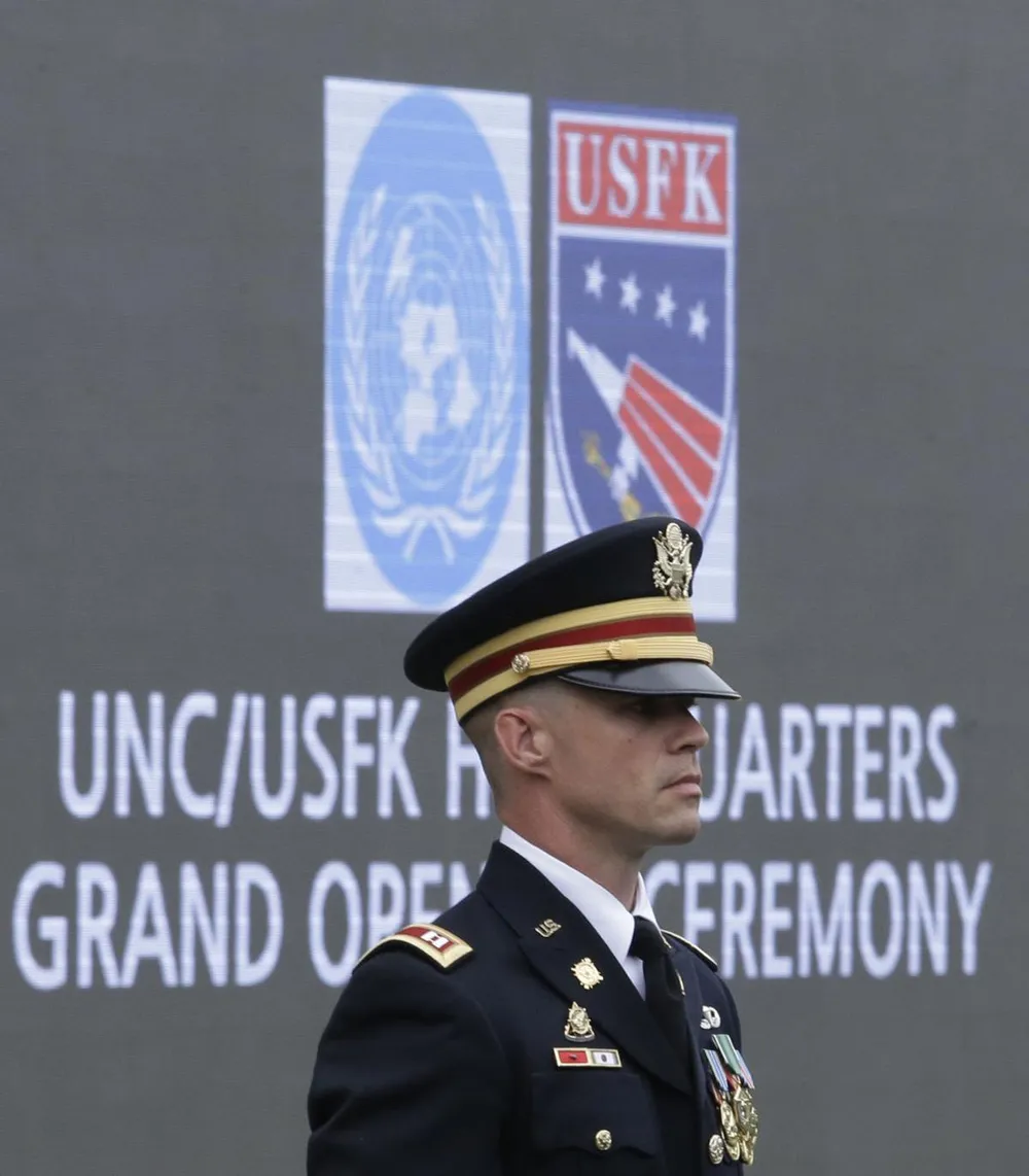 Thành viên Bộ Tư lệnh Liên Hiệp Quốc tham dự buổi lễ khánh thành trụ sở chỉ huy mới của lực lượng Mỹ ở Hàn Quốc tại Trại Humphreys ở TP Pyeongtaek thuộc tỉnh Gyeonggi (Hàn Quốc) ngày 29-6. Ảnh: AP