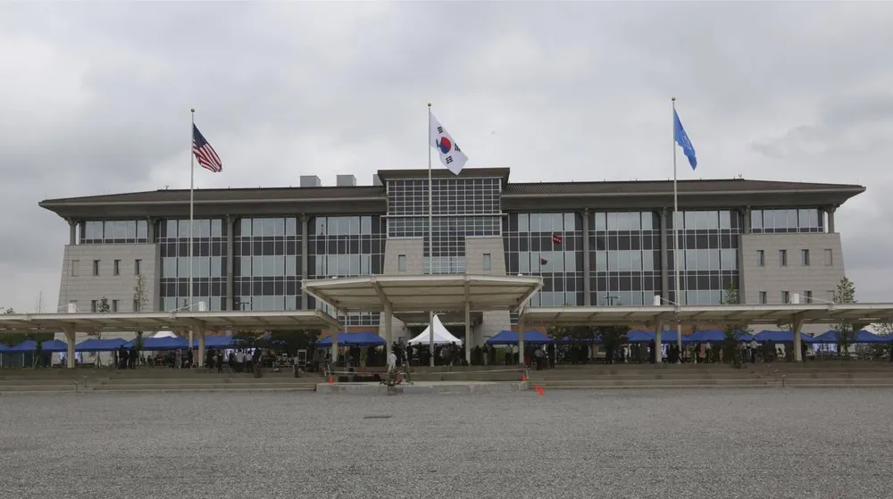 Trụ sở chỉ huy mới của Lực lượng Mỹ tại Hàn Quốc tại Trại Humphreys ở TP Pyeongtaek thuộc tỉnh Gyeonggi (Hàn Quốc) ngày 29-6. Ảnh: AP