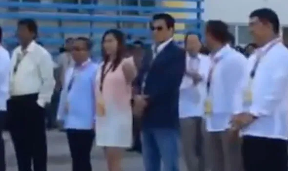 Thị trưởng Antonio Halili (áo xanh, giữa) vừa bị bắn tỉa chết khi dự lễ thượng cờ sáng nay 2-4. Ảnh: CNN