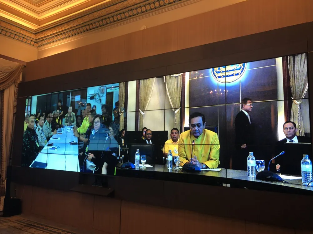 Thủ tướng Thái Lan Prayuth Chan-ocha điện thoại qua video với lực lượng cứu hộ ở hang động Tham Luang. Ảnh: TWITTER