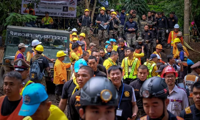 Lực lượng cứu hộ ngoài cửa hang động Tham Luang ngày 3-7. Ảnh: GETTY IMAGES