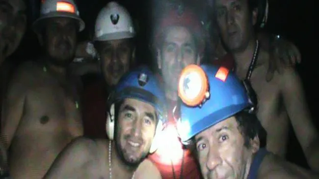 Hình ảnh mình còn sống dưới hầm được các thợ mỏ gửi qua một đường khoan lên bên trên mặt đất vào ngày 21 sau tai nạn. Ảnh: TELEGRAPH