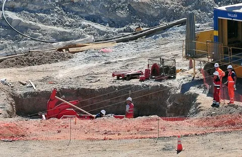 Đường hầm giải cứu bắt đầu được đào từ ngày 25 sau khi tai nạn xảy ra. Ảnh: PBS