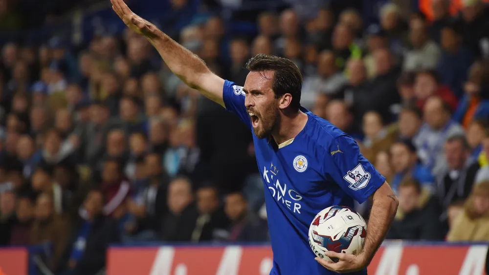 Christian Fuchs thuộc câu lạc bộ Leicester City (Anh) nhắn nhủ các cậu bé “hãy mạnh mẽ” chờ đến khi được giải cứu. Ảnh: YOUTUBE