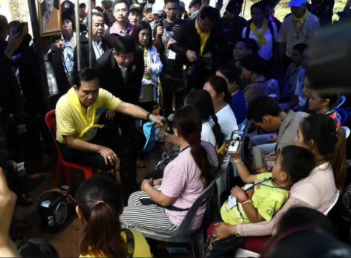 Thủ tướng Thái Lan Prayut Chan-o-cha đến động viên thăm hỏi người thân các cậu bé đội bóng nhí ngày 29-6. Ảnh: NST