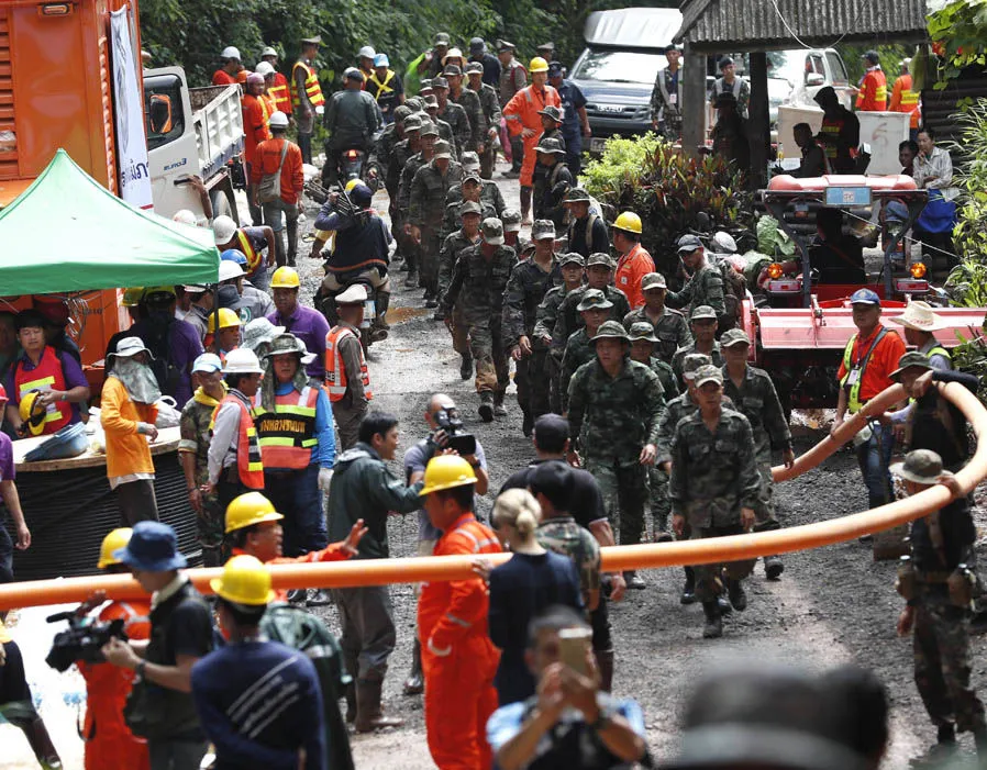 Lực lượng cứu hộ vẫn làm việc xuyên ngày đêm cứu các cậu bé ra ngoài. Ảnh: EPA