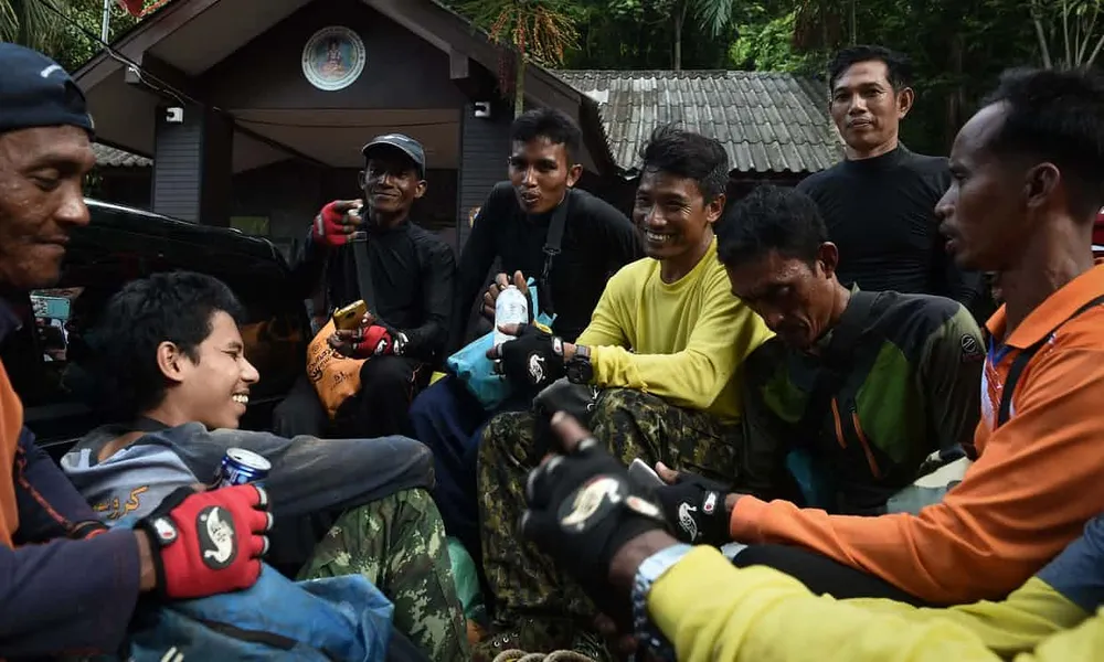 Một nhóm cứu hộ tình nguyện chuẩn bị bắt đầu một đợt tìm kiếm điểm xâm nhập hang động Tham Luang khác, ngoài cửa hang như hiện tại. Ảnh: AFP