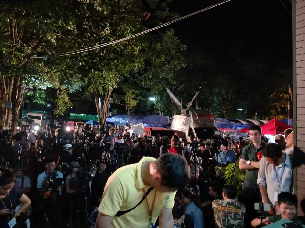 Các nhà báo tập trung đưa tin bên ngoài hang động Tham Luang. Ảnh: TWITTER