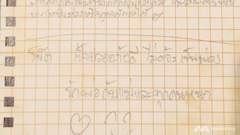 Huấn luyện viên xin lỗi bố mẹ các cậu bé vì đã dẫn đội bóng vào trong hang động để rồi bị mắc kẹt. 14 ngày đau khổ, lo lắng cho tính mạng con trai mình mắc kẹt sâu trong hang động ngập nước, khuya 6-7, bố mẹ các cậu bé vỡ òa khi nhận được thông điệp nhắn nhủ của con mình viết trên giấy được các thợ lặn trong lực lượng đặc nhiệm hải quân Thái Lan (Thái Seals) mang ra. Một mẩu giấy một cậu bé viết cho bố mẹ được đặc nhiệm Thai Seals mang ra. Ảnh: CNA Từ những dòng chữ cho thấy các cậu bé cố gắng làm bố mẹ yên tâm, bớt lo lắng về mình. “Đừng lo cho con. Con nhớ tất cả mọi người – ông, dì, mẹ, bố và tất cả mọi người trong nhà. Con yêu tất cả mọi người. Con đang rất ổn trong này. Các anh đặc nhiệm hải quân chăm sóc con rất tốt. Yêu tất cả mọi người” – một cậu bé tên gọi thân mật là Mik viết cho gia đình. “Con ổn. Chỉ là trong này hơi lạnh tí thôi nhưng đừng lo cho con nhé. Đừng quên sinh nhật con!” – một cậu bé khác viết. Đội bóng nhí mắc kẹt trong hang động ngập nước từ trưa 23-6 và được tìm thấy còn sống khuya 2-7. Ảnh: GUARDIAN “Con yêu mẹ, con yêu bố, yêu cả em trai nữa. Nếu có thể ra được, hãy dẫn con đi ăn đồ nướng nhé. Con yêu mẹ, bố và em” - cậu bé được gọi là Nick viết. Ekapol Chanthawong, huấn luyện viên 25 tuổi của đội bóng nhí cũng viết cho bố mẹ đội bóng, xin lỗi đã đưa các em vào hang động và hứa sẽ chăm sóc tốt các cậu bé. “Tất cả bọn trẻ vẫn ổn. Các em được đội cứu hộ chăm sóc tốt. Cháu hứa sẽ chăm sóc tốt nhất cho các em. Xin cám ơn vì sự mọi sự ủng hộ của các cô chú và xin cô chú hãy nhận lời xin lỗi của cháu”. Như các cậu bé, Ekapol cũng nhắn gửi gia đình mình: “Bà và dì yêu quý, con vẫn ổn. Đừng quá lo về con, hãy chăm sóc mình. Dì có thể nói bà chuẩn bị nước ép rau và thịt được không? Con sẽ ăn khi ra ngoài. Yêu tất cả”. Bố mẹ, người thân đội bóng nhí tập trung xem đoạn video quay các cậu bé chào hỏi từ trong hang động. Ảnh: Bố mẹ và người thân các cậu bé vẫn tập trung ngoài cửa hang động cầu nguyện và mong ngóng tin con từ ngày đầu tiên biết con mắc kẹt bên trong đến giờ. Nhiều cha mẹ vì quá đau khổ và lo lắng đã ngã bệnh phải vào bệnh viện rồi lại trở về cửa hang động sau khi khỏe lại. Nụ cười đã trở lại trên gương mặt cha mẹ các cậu bé khi hay con mình còn sống. Ảnh: Tổng cộng có 13 mẩu giấy được các đặc nhiệm Thai Seals mang ra. Để chuyển được 13 mẩu giấy này cho các bố mẹ, các đặc nhiệm Thái Seals đã phải trải qua 6 giờ lặn, di chuyển từ vị trí các cậu bé ẩn náu ra cửa hang động, rồi lại mất 5 tiếng trở vào. Công việc lặn trong hang động ngập nước cực kỳ gian khổ và nguy hiểm. Ảnh: ROYAL THAI NAVY 132 đặc nhiệm Thái Seals đã làm việc không ngừng nghỉ ngay từ những ngày đầu tiên để tìm kiếm cứu hộ đội bóng nhí. Công viêc lặn trong hang động cực kỳ nguy hiểm ngay cả với các đặc nhiệm Thai Seals dày dạn kinh nghiệm. Họ phải lặn, bơi trong mê cung địa thế lồi lõm đá, trong nước bùn, không ánh sáng. Đã có một trong số họ thiệt mạng. Anh Saman Gunan, cựu binh Thai Seals tử vong vì thiếu ô xy vào 1 giờ sáng 6-7 trong lúc đang lặn trong hang động. Anh Saman Gunan, cựu binh Thai Seals tham gia cứu hộ tại hang động Tham Luang lúc còn sống. Ảnh: ROYAL THAI NAVY Tình hình hiện tại là các phương án giải cứu vẫn chưa được chốt cũng như chưa xác định thời gian bắt đầu, trong khi mưa bão lớn theo dự báo sắp đến gần. Nếu mưa đổ xuống, mực nước bên trong hang động – nằm dưới ngọn núi đá vôi – sẽ tăng lên, làm khó khăn và nguy hiểm hơn công tác giải cứu. Tối 6-7, Bộ trưởng Nội vụ Thái Lan Anupong Paochinda đến hiện trường bàn với chính quyền tỉnh Chiang Rai và các chuyên gia về phương án giải cứu, nhưng vẫn chưa có gì được quyết. Tỉnh trưởng Chiang Rai, chỉ huy chiến dịch cứu hộ Narongsak Osottanakorn cho biết phải hoãn cho đội bóng lặn ra vì các cậu bé vẫn chưa đủ khỏe để có thể đảm bảo an toàn.
