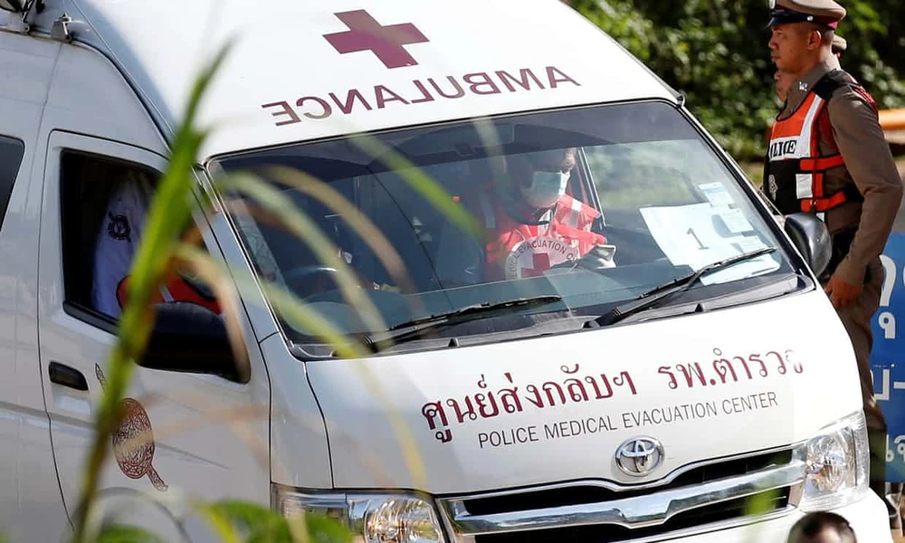 Thành viên thứ 5 đội bóng nhí đã được xe cứu thương chở về bệnh viện chăm sóc sức khỏe. Ảnh: REUTERS