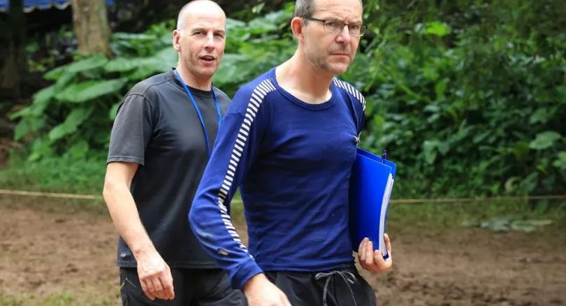 Hai thợ lặn người Anh là những người đã tìm thấy đội bóng nhí đầu tiên khuya 2-7. Ảnh: GUARDIAN