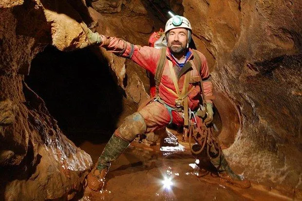 Các thợ lặn đã làm việc xuyên ngày đêm mong giải cứu toàn bộ đội bóng nhí ra ngoài. Ảnh: BANGKOK POST