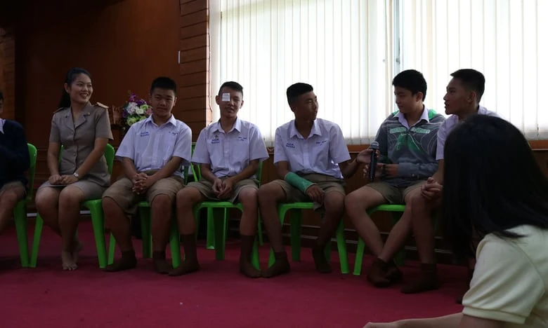 Bạn bè đội bóng nhí chờ thông tin giải cứu bạn mình và trao đổi với báo chí về cuộc giải cứu, ngày 9-7. Ảnh: GUARDIAN