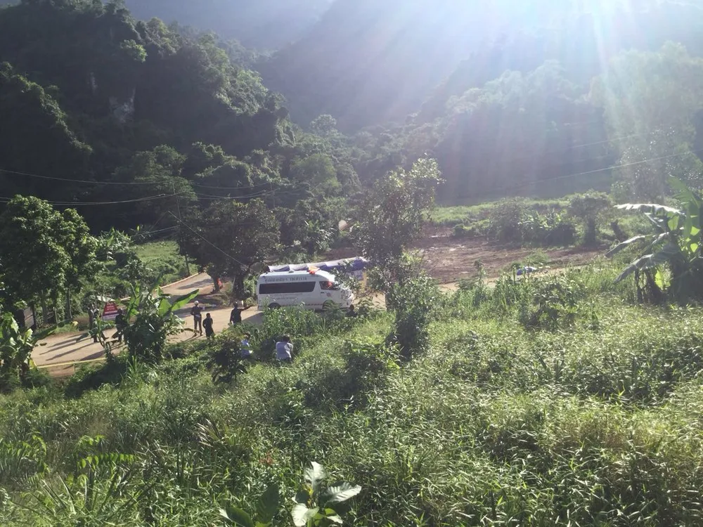 Xe cứu thương chở thành viên thứ 5 đội bóng nhí về bệnh viện. Ảnh: TWIITER