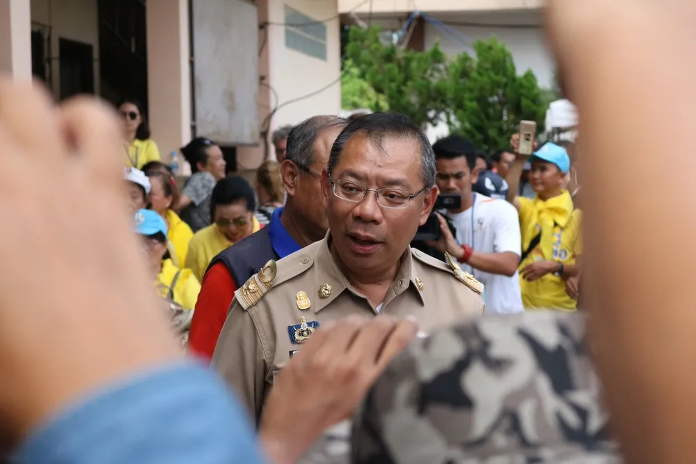 Chỉ huy cứu hộ Narongsak Osatanakorn trong cuộc họp báo trưa nay. Ảnh: TWITTER