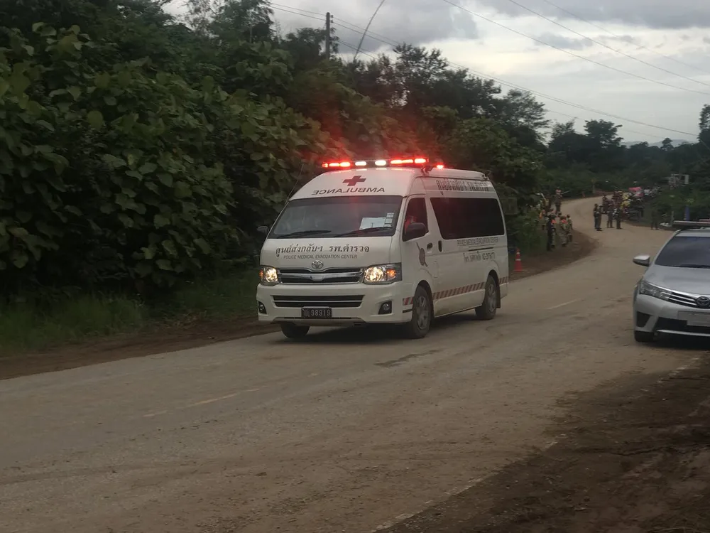 Xe chở thành viên đội bóng nhí vừa được cứu ra khỏi hang động về bệnh viện chiều 10-7. Ảnh: TWITTER