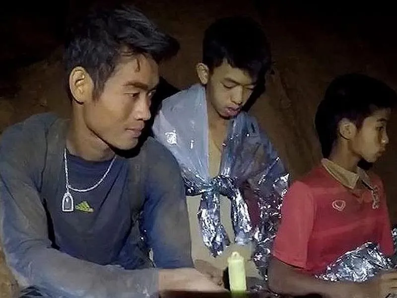 Huấn luyện viên Ekaphol Chantawong (trái) và các cầu thủ nhí trong hang động, là 1 trong 5 thành viên cuối cùng được cứu ra ngoài hang động ngày giải cứu cuối cùng 10-7. Ảnh: ST