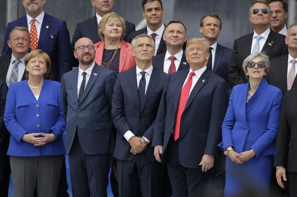 Tổng thống Mỹ Donald Trump (thứ hai từ phải qua, hàng đầu) và các lãnh đạo NATO chụp hình chung sáng 11-7 trong kỳ thượng đỉnh NATO năm nay tại Brussels (Bỉ). Ảnh: AP