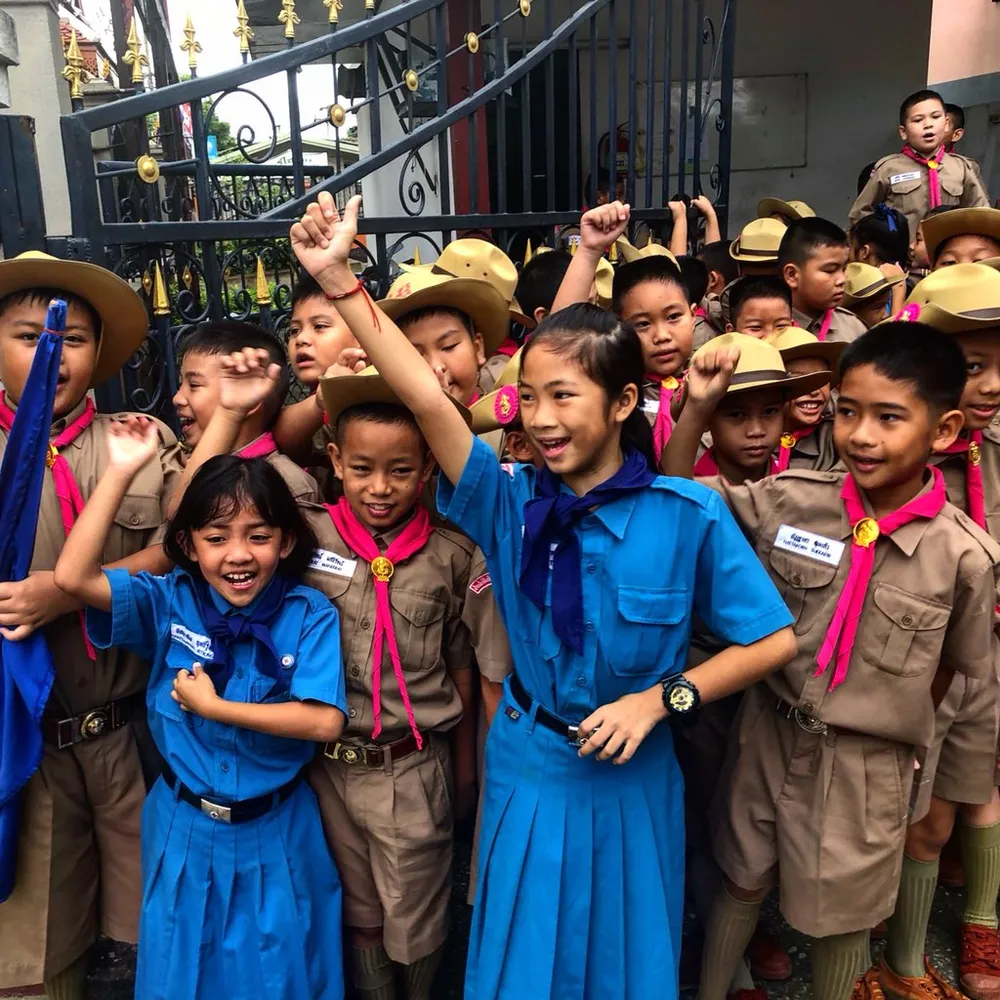 Bạn học các cậu bé động viên bạn mình. Ảnh: CNN